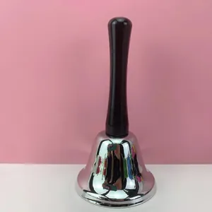 Campanilla de mano elegante en metal chromado con mango negro para servicio de mesa.