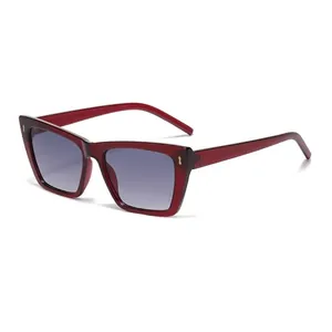 Trendige rote Cat-Eye-Sonnenbrille mit grauen Verlaufsgläsern und Goldniet-Details