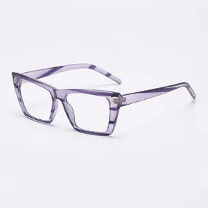 Trendiger lila transparenter Cateye Brillenrahmen mit schicken Ziernieten.