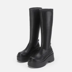 Nahaufnahme der schwarzen Plateau-Knie-Stiefel mit dicker Sohle und Stretch-Material.