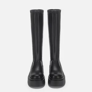 Detailansicht der schwarzen Plateau-Stretchstiefel mit schlankmachendem Knie-Design.