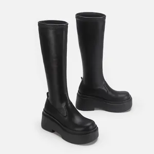 Detailansicht der schwarzen Damen-Plateau-Stretch-Stiefel mit dicker Sohlenstruktur