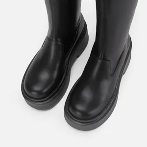 Nahaufnahme von schwarzen Plateau-Stretch-Overknee-Stiefeln mit dicken Sohlen und mattem Finish.