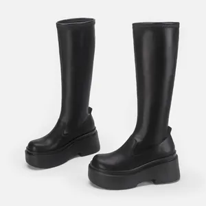 Detailaufnahme der schwarzen Plateau-Kniestiefel mit elastischem Stretch-Design