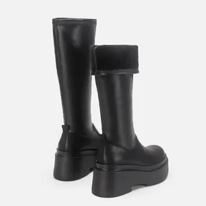 Schwarze Plateau-Stretch-Stiefel mit umklappbarem Kunstpelz-Futter für Damen.