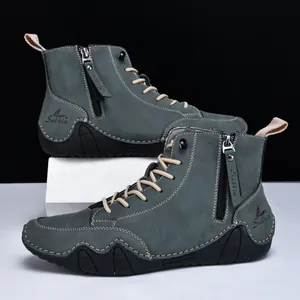 Detailweergave van hoge heren veterboots met zijrits en unieke anti-slip octopus zool.