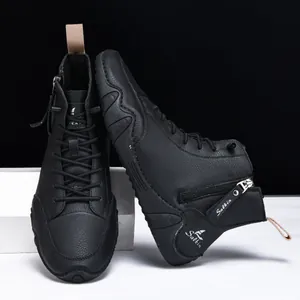 Detail van zwarte hoge Martin boots met rits aan de zijkant en octopus zool