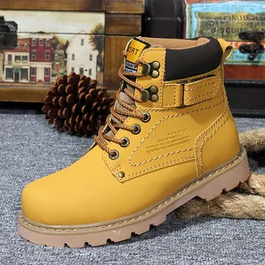 Vista detallada de botas de trabajo de cuero amarillo para hombre con suela robusta.