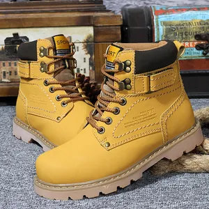 Detalle de cerca de botas de trabajo amarillas para hombres con suelas robustas y cordones