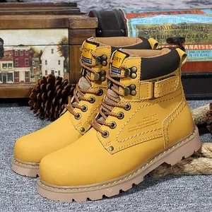 Botas de trabajo clásicas amarillas para hombre con suela de goma y diseño de cordones resistente.