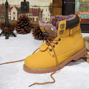 Vista detallada de botas de trabajo amarillas para hombre con forro de piel sintética.