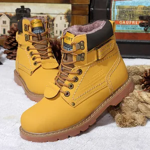 Vista detallada de las clásicas botas de trabajo de cuero amarillo con cálido forro de piel