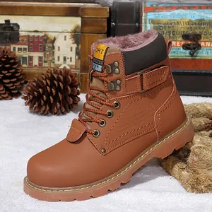 Vista lateral de botas Martin de cuero marrón con forro de piel y hebilla.