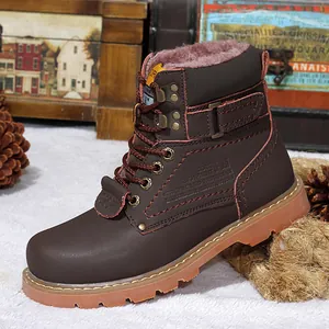 Detalle de botas de trabajo de cuero marrón para hombre con un forro de piel sintética suave.
