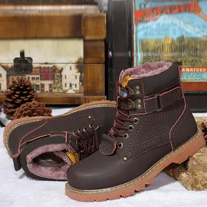 Botas Martin marrones con forro de piel para hombre con acabado de cuero vintage y suela.