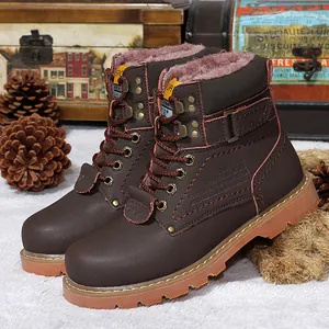 Detalle de botas de trabajo de cuero para hombre con forro de felpa y detalles laterales en relieve