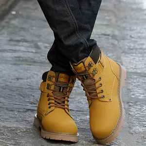 Primer plano de botas de trabajo amarillas clásicas para hombre en cuero con cordones.