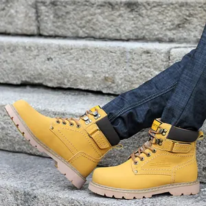 Primer plano detallado de botas Martin de cuero amarillo resistentes para hombre