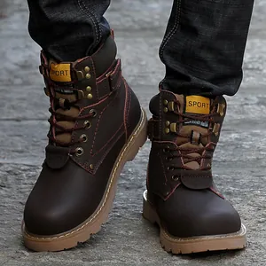Vista de detalle de botas de trabajo de cuero marrón oscuro para hombre