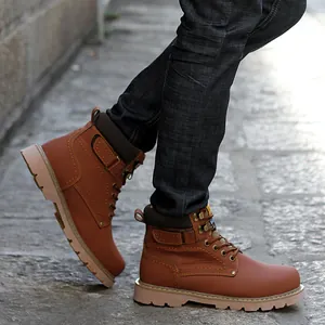 Botas Martin de cuero marrón para hombre con cordones y suela gruesa de goma duradera.