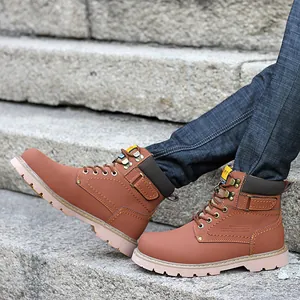 Primer plano de botas de trabajo de cuero para hombre con diseño de caña alta en escalones