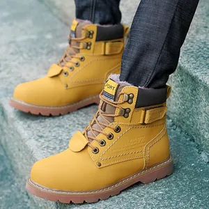 Detalle de botas de trabajo de cuero amarillo con forro cálido y correa de hebilla