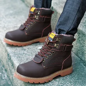 Detalle de botas de trabajo de cuero marrón para hombre con correa y costuras