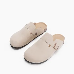 Vue de dessus de sabots en daim beige avec sangle à boucle réglable et semelle en liège
