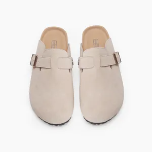 Vue de dessus de sabots en daim beige avec boucles réglables et semelle en liège