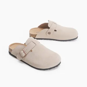 Vue détaillée de sabots en daim beige avec semelle en liège et boucle métallique