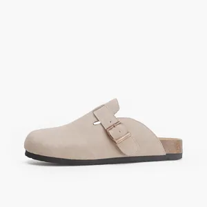 Vue latérale détaillée de sabots en daim beige avec semelle liège et boucle métal