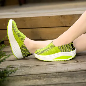 Handgewebte grüne Damen-Plateauschuhe, atmungsaktiv und im bequemen, lässigen Slip-On-Stil.