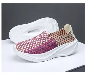 Detalle en primer plano del patrón tejido multicolor en zapatillas de plataforma