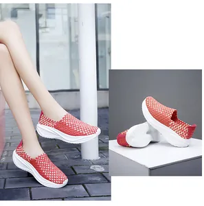 Vista detallada de los zapatos tejidos a mano en color rojo y blanco para mujeres