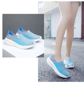 Detalle de la parte superior tejida transpirable y suela de plataforma en zapatillas azul cielo