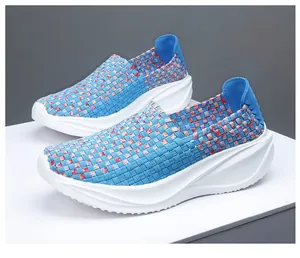 Zapatos de plataforma ligeros tejidos a mano en azul y rosa para comodidad diaria
