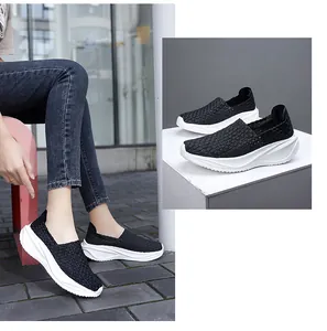 Detalle de zapatos de plataforma tejidos para mujer con suela blanca y malla negra.