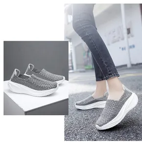 Vista detallada de zapatos casuales tejidos en gris con suelas de plataforma gruesas