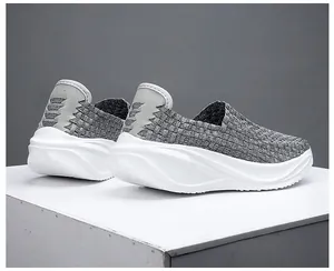 Primer plano detallado de zapatos de paseo grises tejidos con suelas blancas