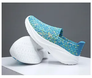 Detalle lateral de mocasines ligeros tejidos a mano en azul y verde con suela de plataforma