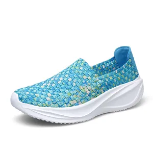 Zapatos sin cordones tejidos a mano para mujer con plataforma ligera en color azul.