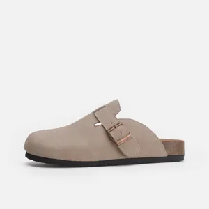 Vue latérale détaillée d'un sabot classique en daim taupe avec boucle réglable et liège