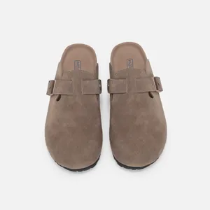 Vue de dessus de sabots classiques en daim marron avec boucle en métal réglable