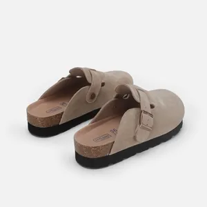 Vue détaillée de sabots en daim beige avec semelle en liège et bride à boucle réglable