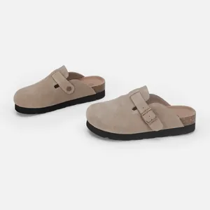 Sabots classiques en daim beige avec semelle en liège et boucle réglable