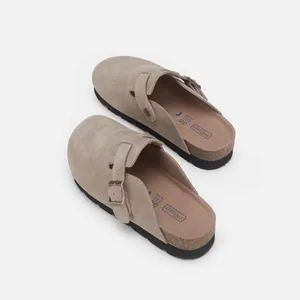 Vue détaillée de mules en daim beige avec boucle réglable et lit de pied en liège.