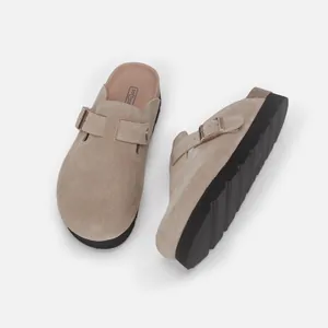 Mules à plateforme en daim beige avec semelles crantées épaisses et boucles