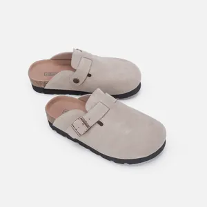 Sabots en daim beige de qualité avec boucle métallique réglable et semelle en liège