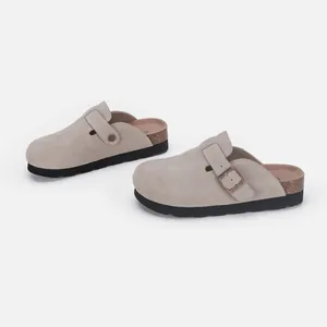 Vue détaillée de sabots en daim beige avec une semelle en liège et boucle réglable