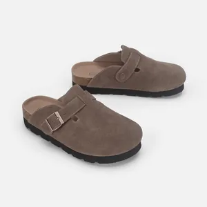 Sabots marrons en faux daim avec boucle réglable et semelle intérieure en liège